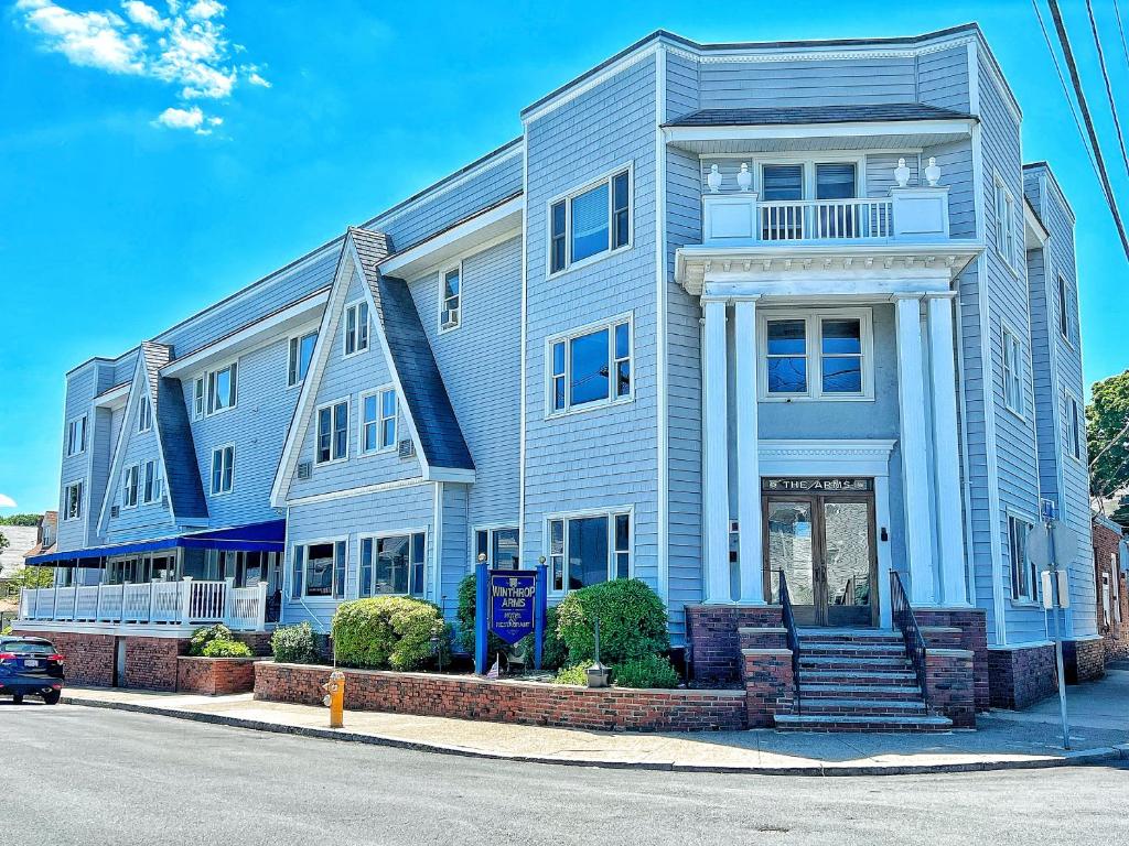 温斯洛普Winthrop Arms Hotel Restaurant Logan Airport的街道边的蓝色房子