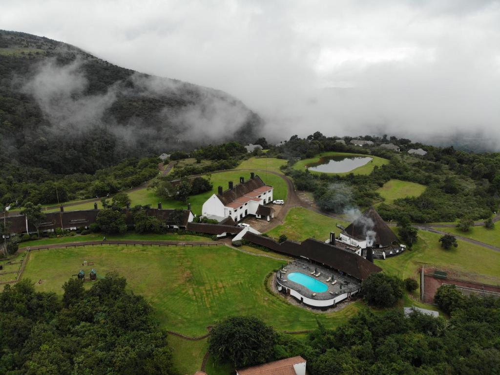 皮尔格林斯雷斯特Mount Sheba Rainforest Hotel & Resort的山丘上房屋的空中景致