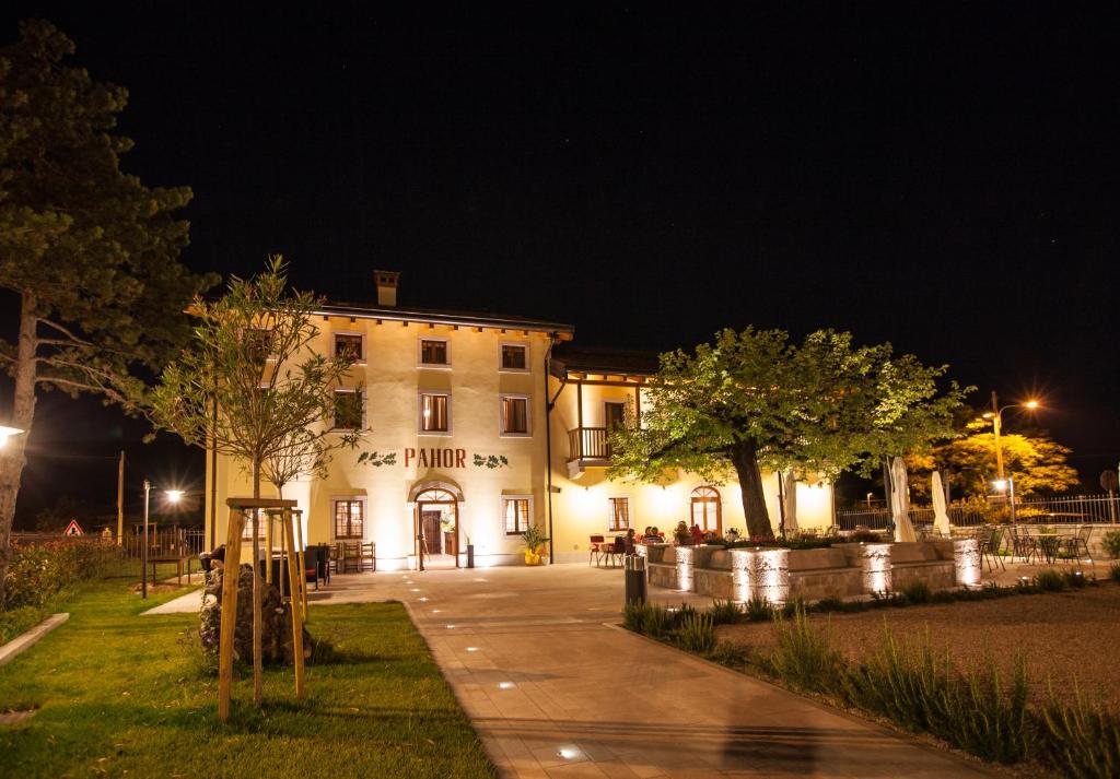 Doberdò del Lago帕霍尔餐厅酒店的一座晚上有人行道的建筑