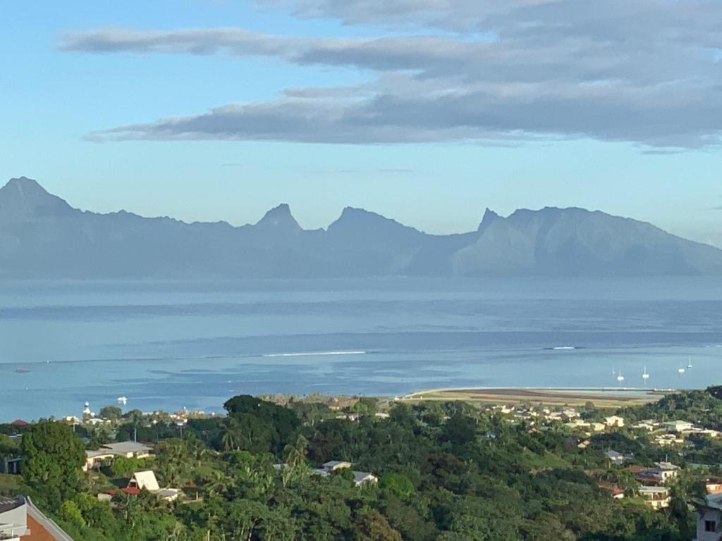 帕皮提Tahitininalodge 1的享有大海和山脉的背景景色。