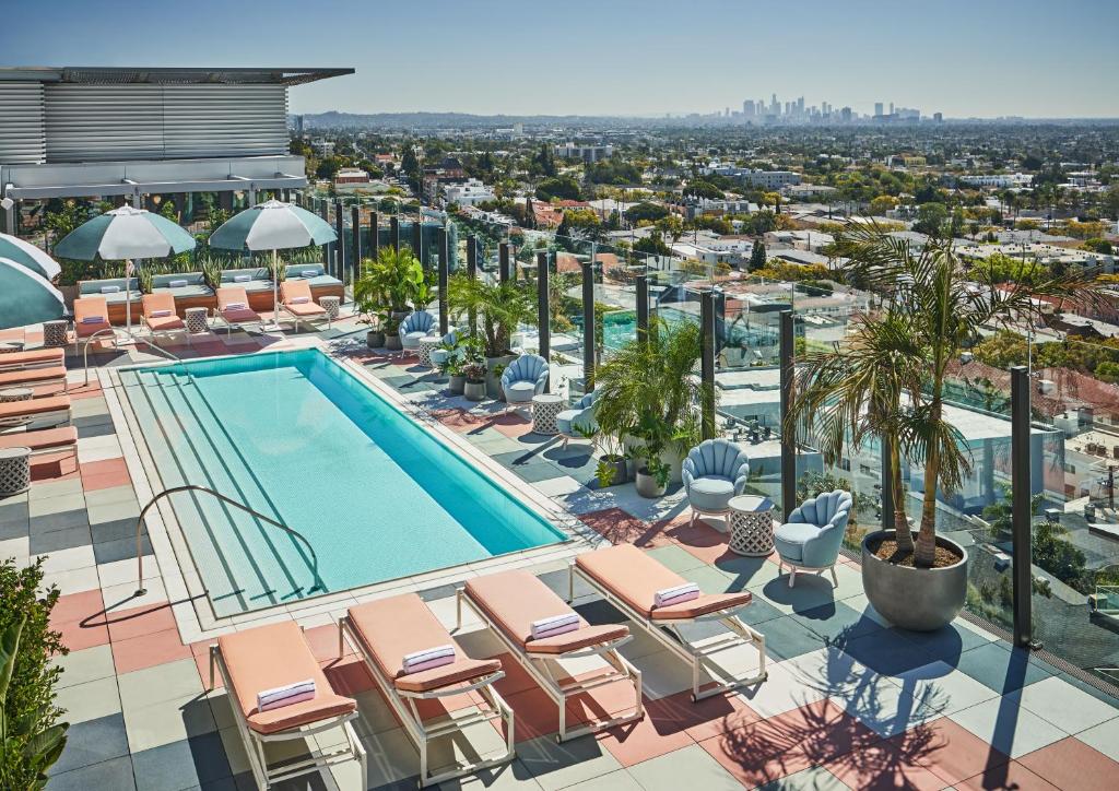 洛杉矶Pendry West Hollywood的hyannis酒店游泳池的景色