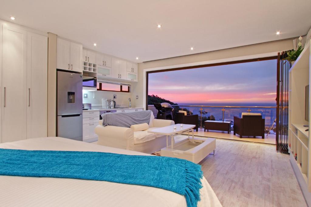 开普敦海山公寓的一间卧室配有一张床,厨房享有美景。