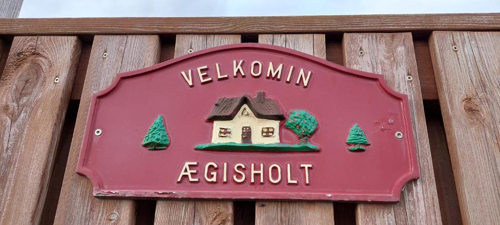 帕特雷克斯菲厄泽Ægisholt privete house with hot tub的木栅上的红色标志,有房子
