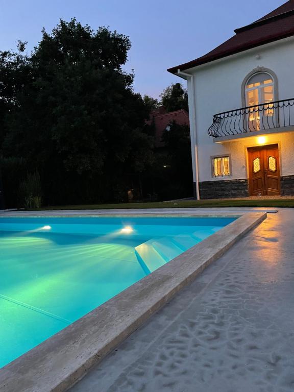 凯斯特海伊Vértessy ház的夜间在房子前面的游泳池
