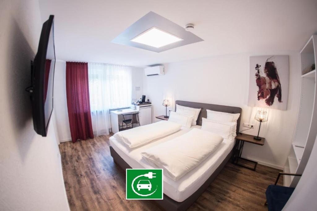 腓特烈港CityApartments Residence klimatisiert的卧室配有一张白色大床