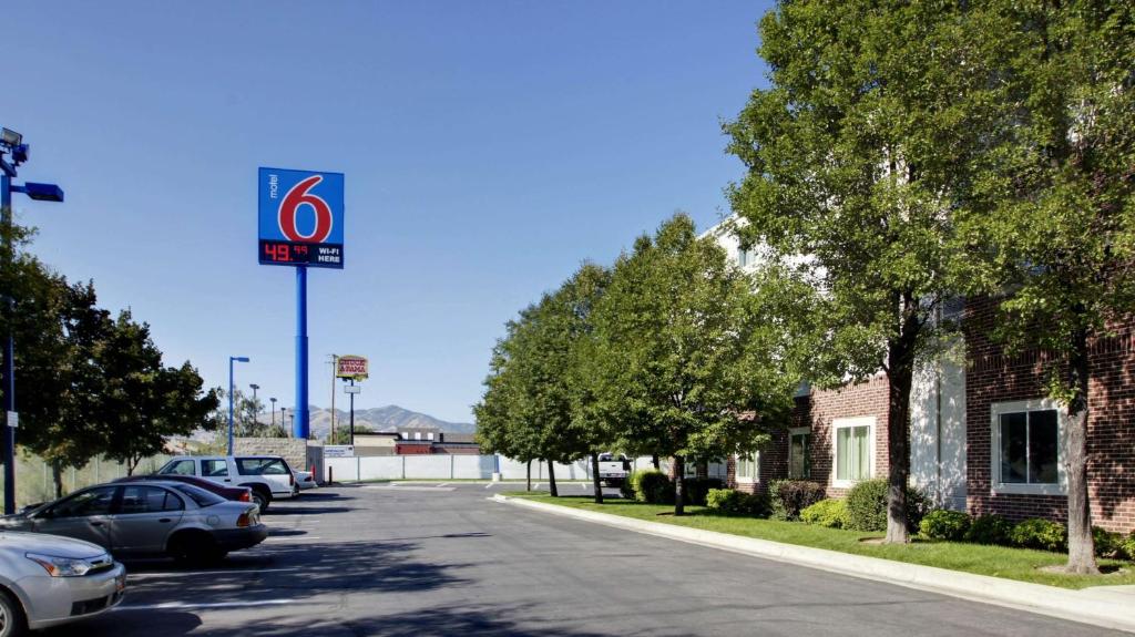 莱赫Motel 6 Lehi, UT - Thanksgiving Point的路边有汽车的街道