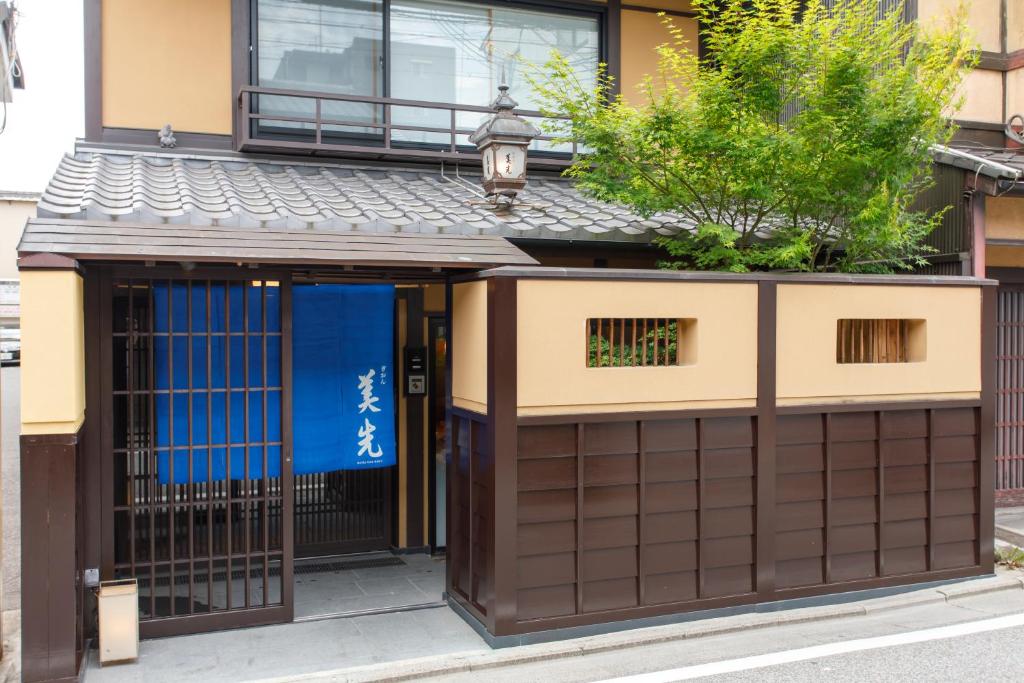 京都Gion Misen的蓝色门进入大楼的入口