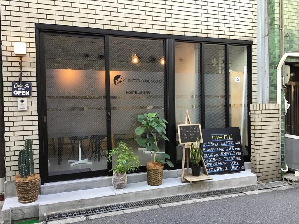 大阪您的旅馆的前面有盆栽植物的商店窗口