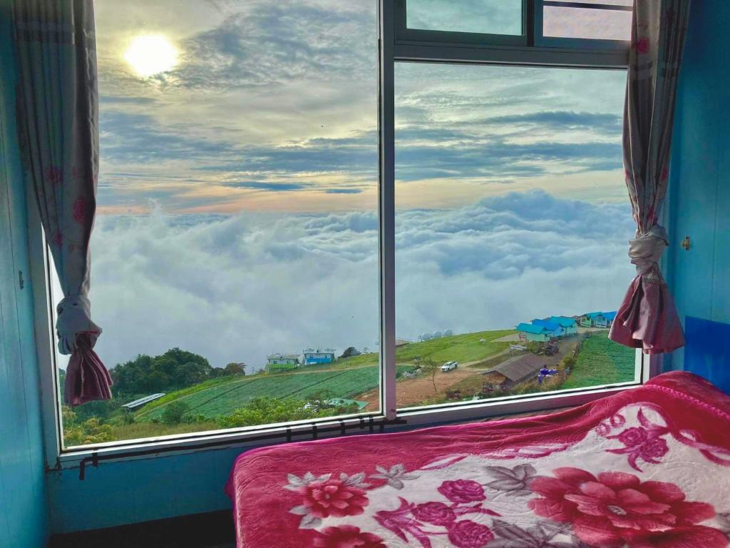Ban Maeo Thap Boekวิมานหมอก ภูทับเบิก的山景窗户。