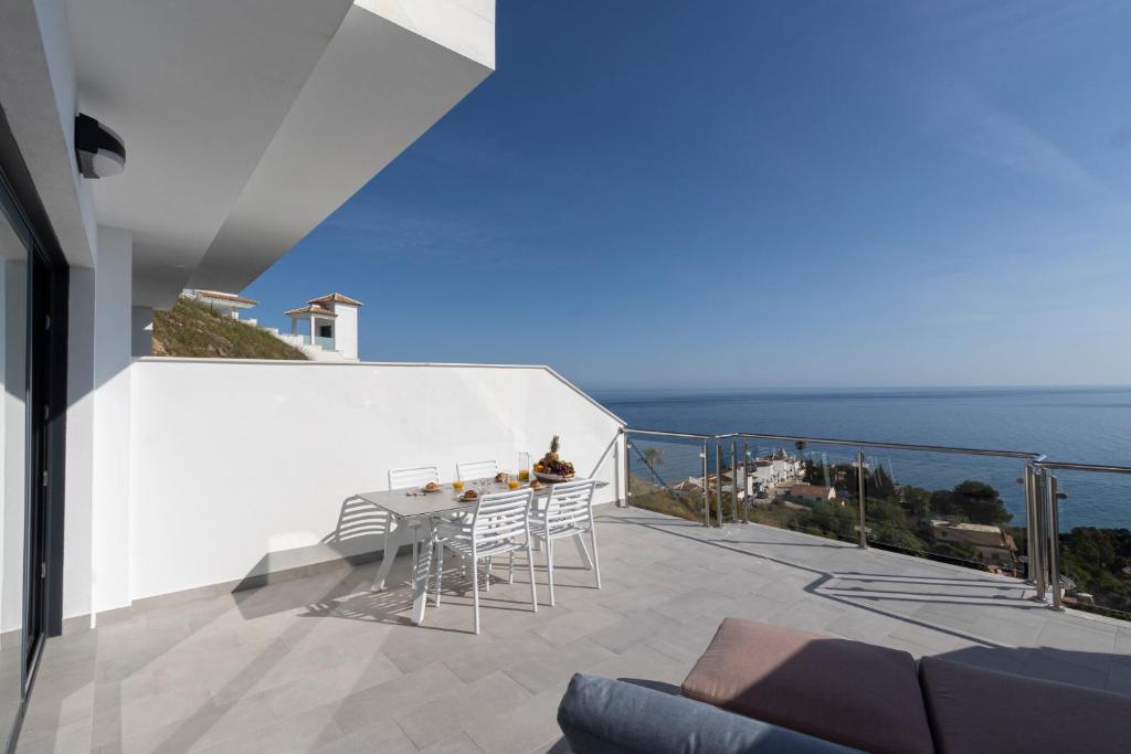 内尔哈Apartamento Terraza al Mar, Nerja的一个带桌椅的海景阳台