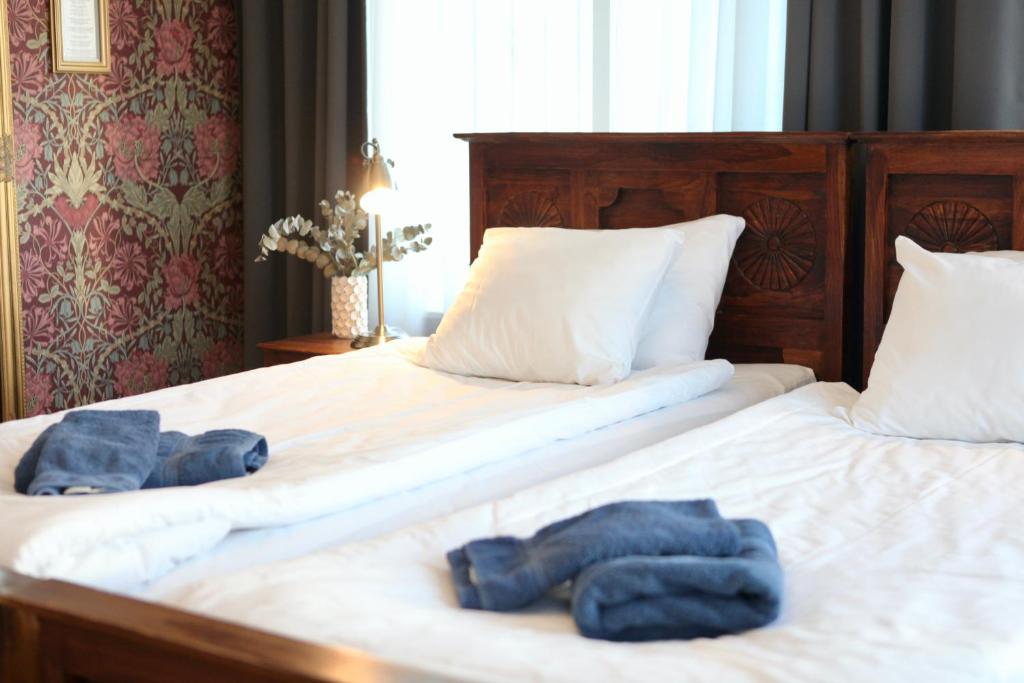 BorensbergTorpa Gård的卧室设有两张单人床和毛巾。