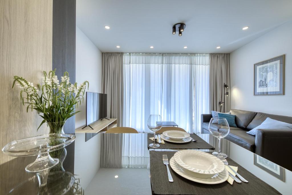 扎达尔Sidra city apartment的客厅配有桌子和沙发