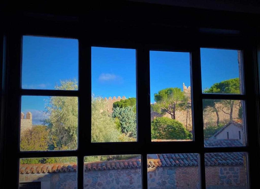 阿维拉Casa del Puente Muralla Homes的从城堡的窗户欣赏美景