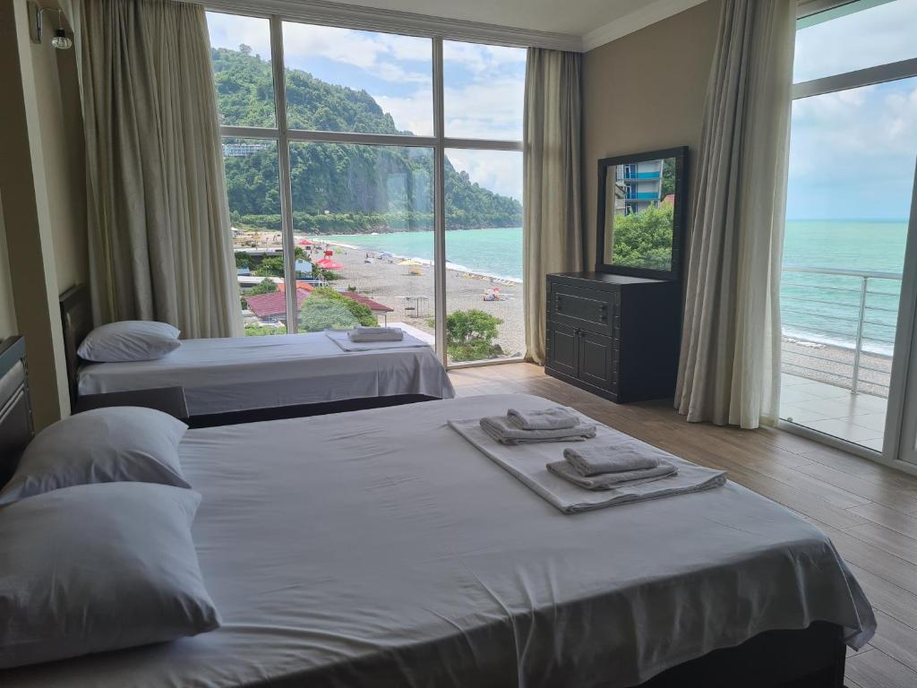 卡瓦拉提黑海酒店的海滩景客房 - 带两张床