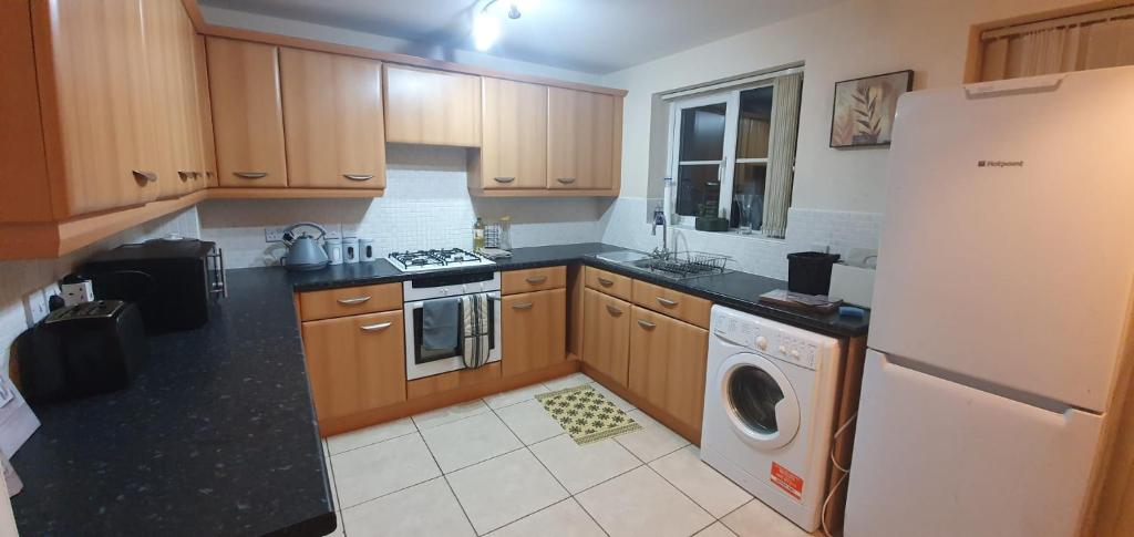 贝德沃思Larkspur House in West midlands的厨房配有冰箱和洗衣机。