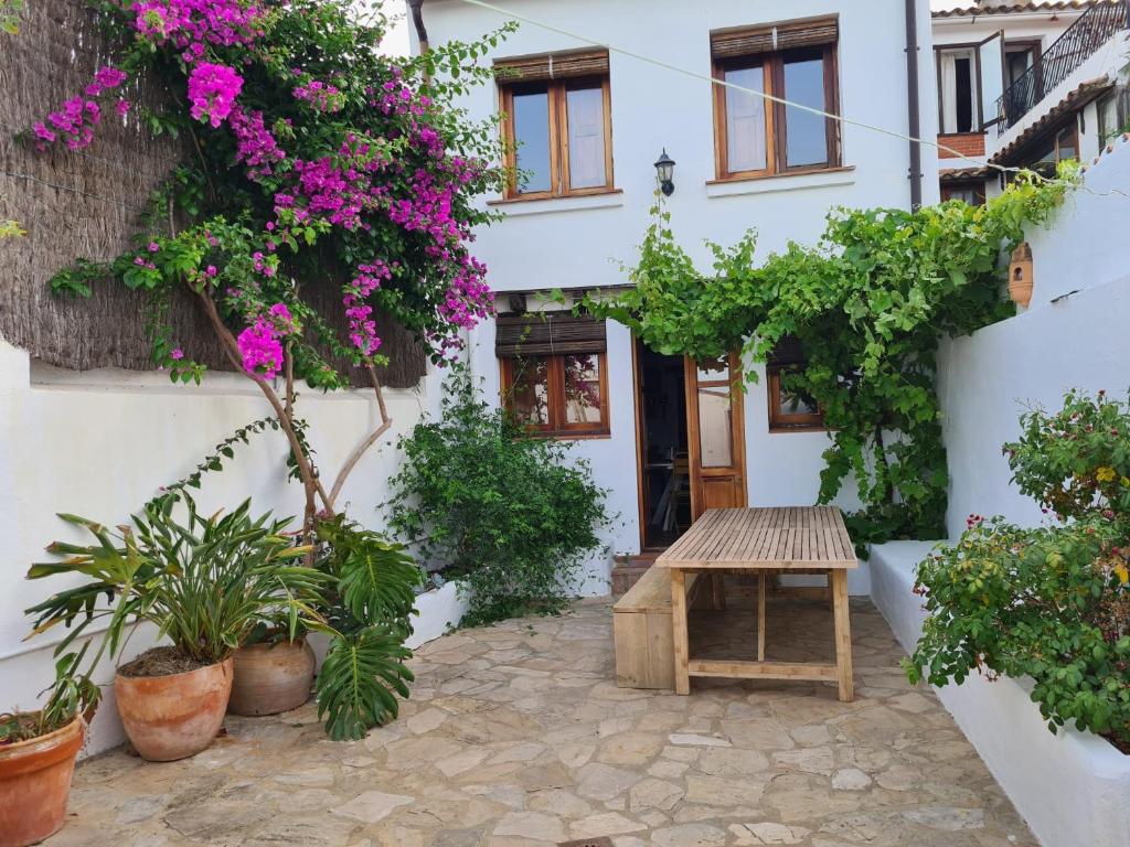 希梅纳德拉夫龙特拉Preciosa casa de pueblo con vistas y patio的一座带桌子和鲜花的庭院