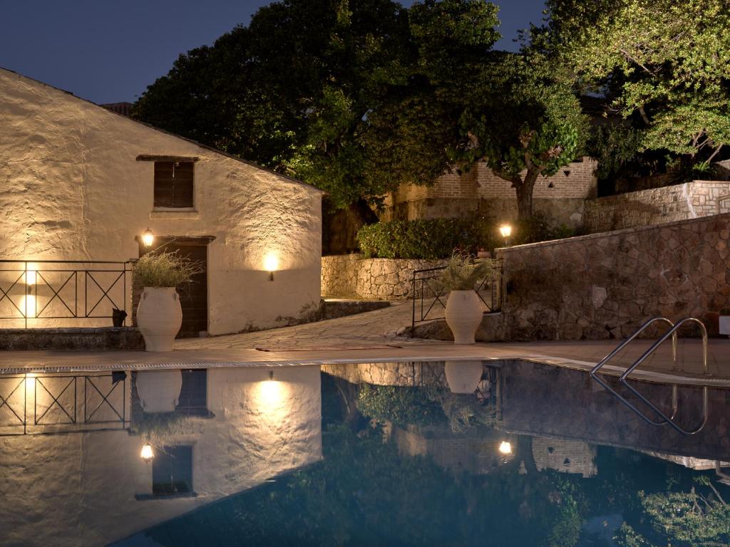 蒂锡利维拉齐斯公寓酒店的夜间带游泳池的别墅