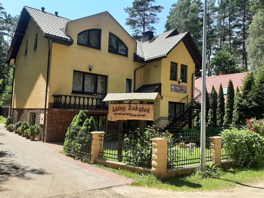 克拉斯诺布鲁德Leśny Zakątek的前面有标志的大型黄色房屋