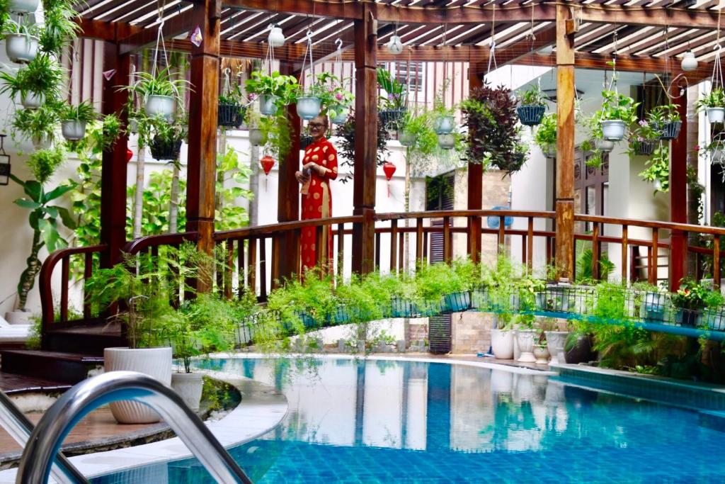 会安长寿滨江大酒店 的植物建筑中的游泳池