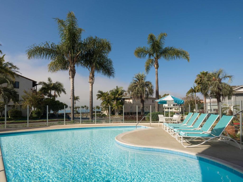圣巴巴拉圣特巴巴拉6汽车旅馆 - 海滩的一个带躺椅的游泳池,棕榈树