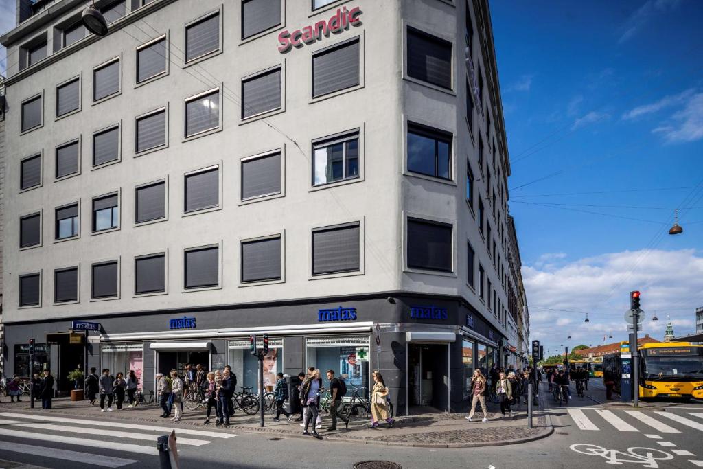哥本哈根Scandic Norreport的一群人站在建筑物外