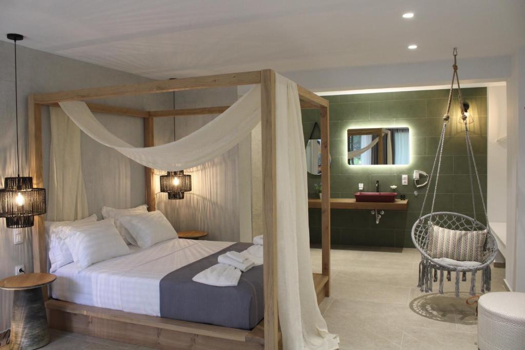 帕尔加elia boutique hotel的一间卧室设有天蓬床和一间浴室。