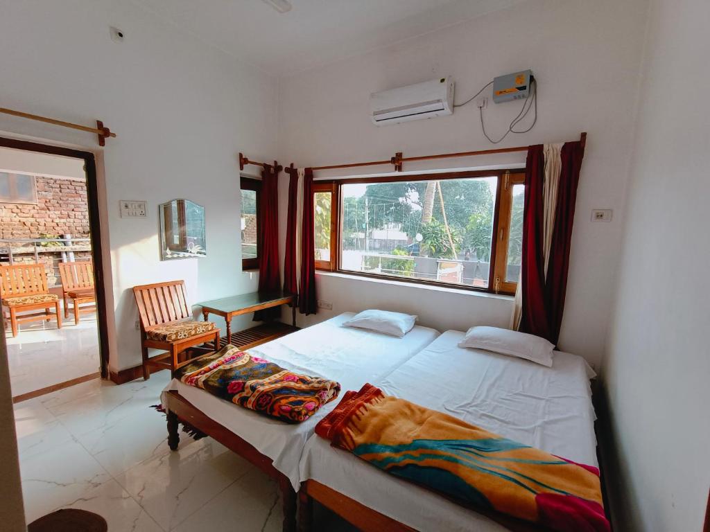 菩提伽耶The Gupta Guest House的一间卧室设有一张床和一个大窗户