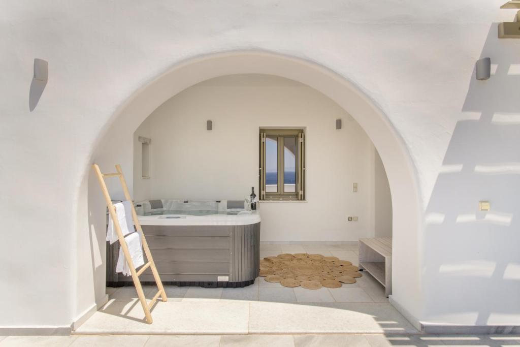 德里奥斯Hercules house pyrgaki paros的浴室配有盥洗盆和浴缸。