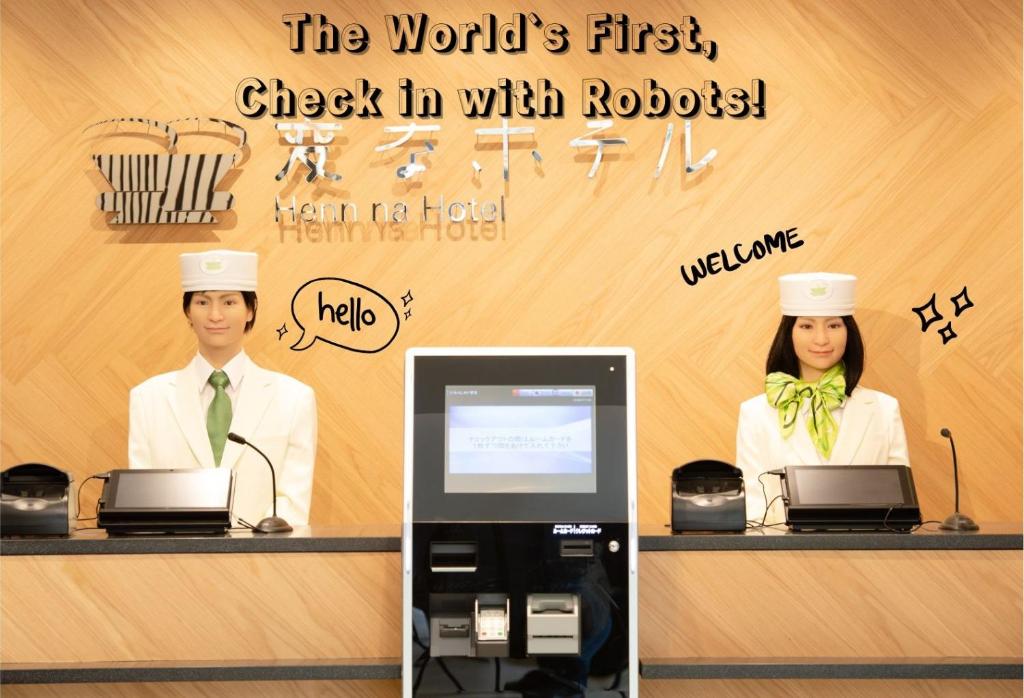 东京Henn na Hotel Tokyo Akasaka的厨师的男女在现金登记册上戴帽子