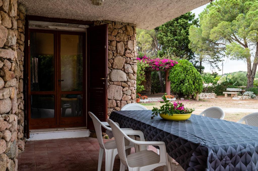 奥尔比亚Villa Bados 8 - Klodge的一张带椅子的蓝色桌子和一碗黄色的鲜花