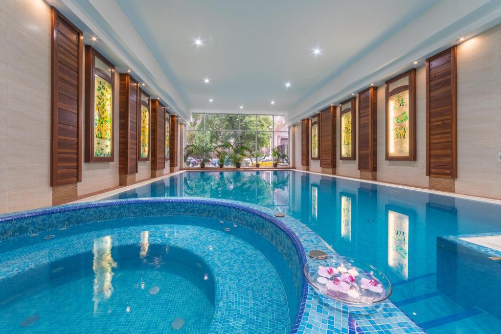 布达佩斯狮子的花园酒店的一座带大型游泳池的酒店游泳池