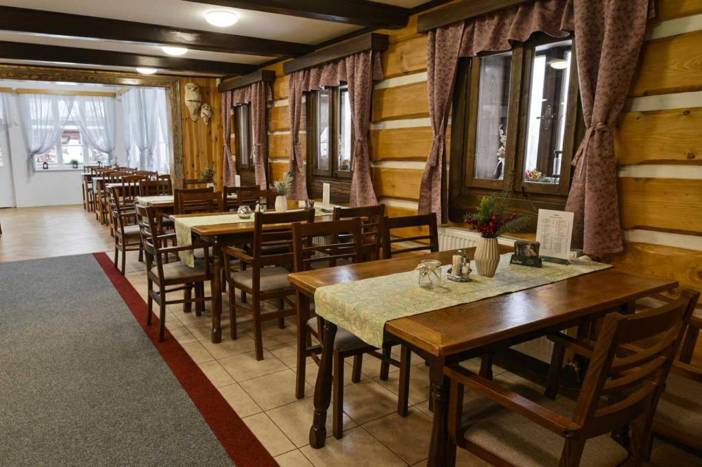 亚诺夫纳德尼索Pension Na Vyhlídce的用餐室配有木桌和椅子