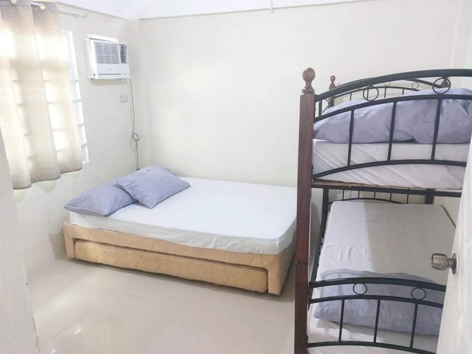 圣胡安San Juan La Union Apartments的一间带两张双层床和一张双层床的小卧室