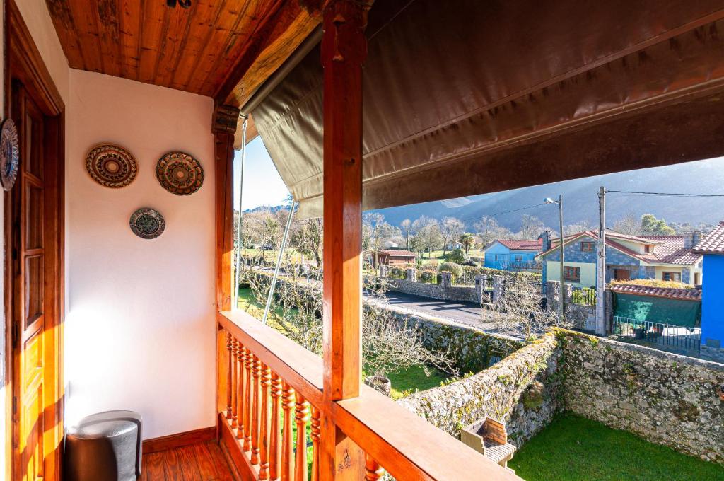 Quintana de LlanesCasa Enrique en el oriente de Asturias的房屋的阳台享有风景。