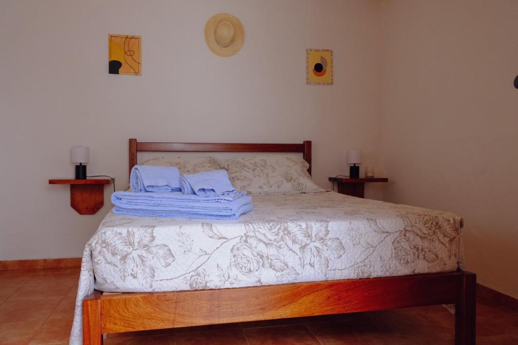 戈伊什Casinha da Eira的一间卧室配有带毛巾的床
