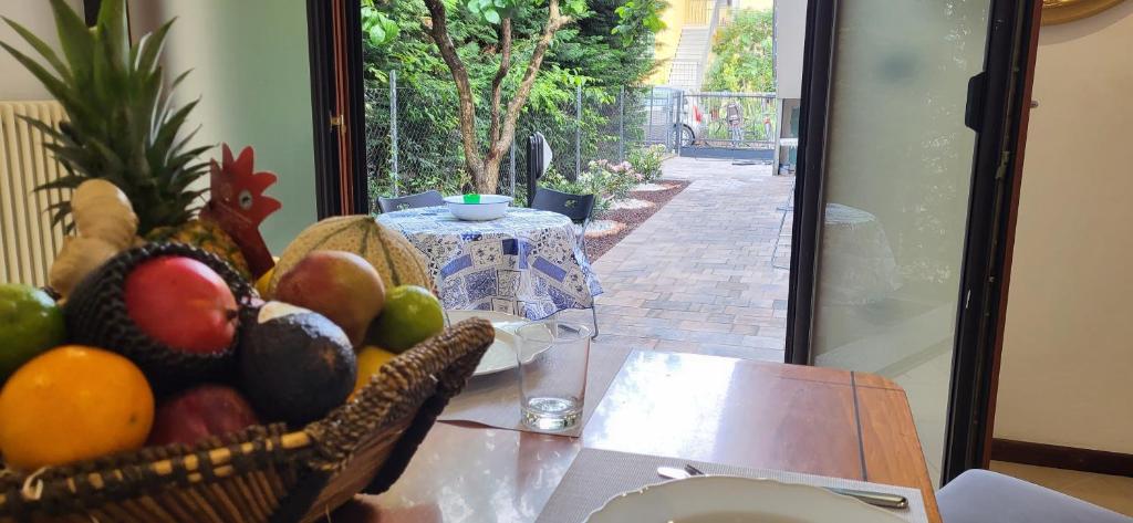 里米尼La Casina di Frank的房间里的一张桌子上一篮水果