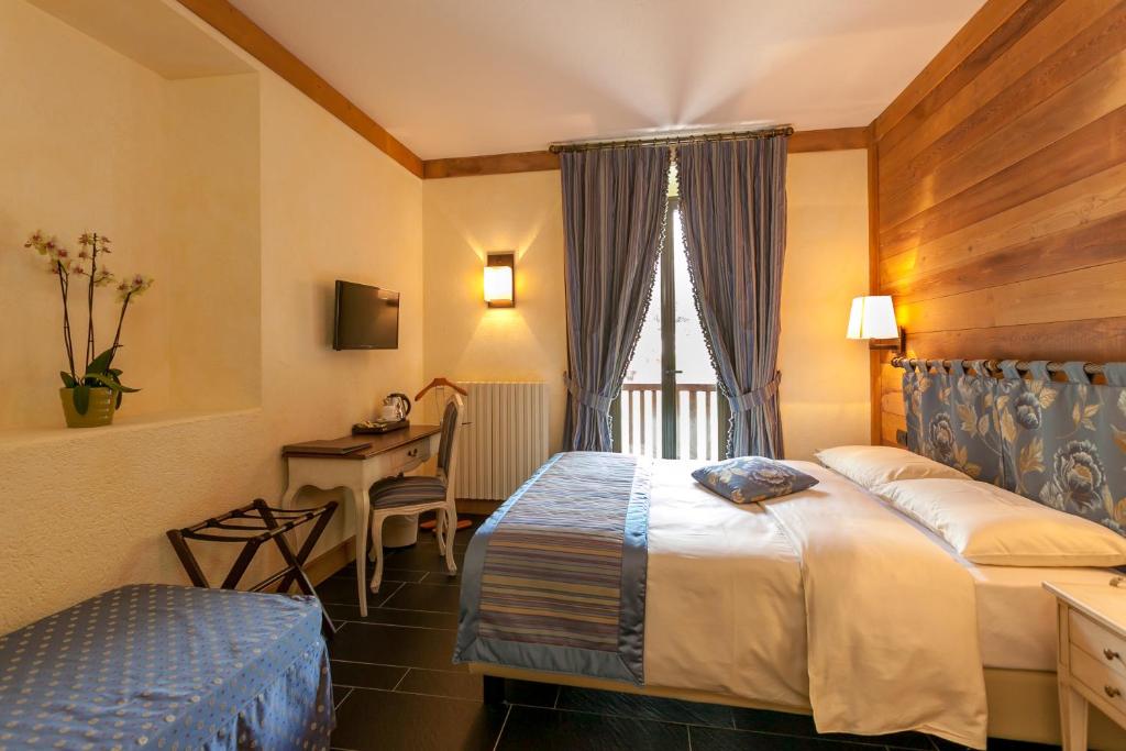 库马约尔索阿特罗酒店的酒店客房配有两张床和一张书桌