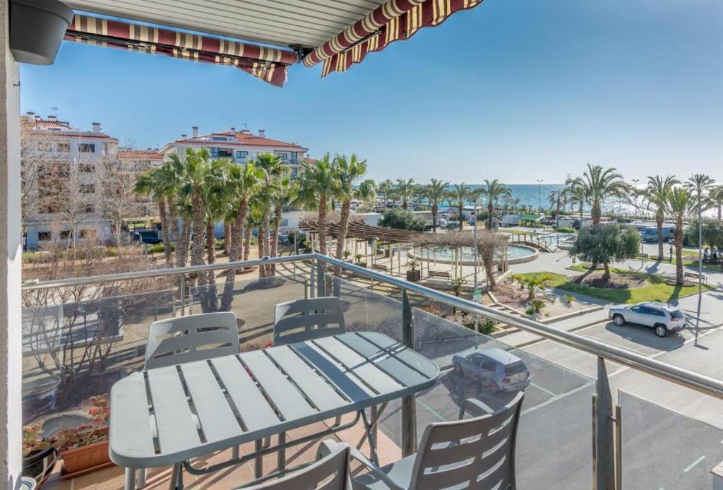 皮内达德马尔VistaMar beautiful apartment with amazing sea view Pineda de Mar的阳台配有桌椅,享有海景。