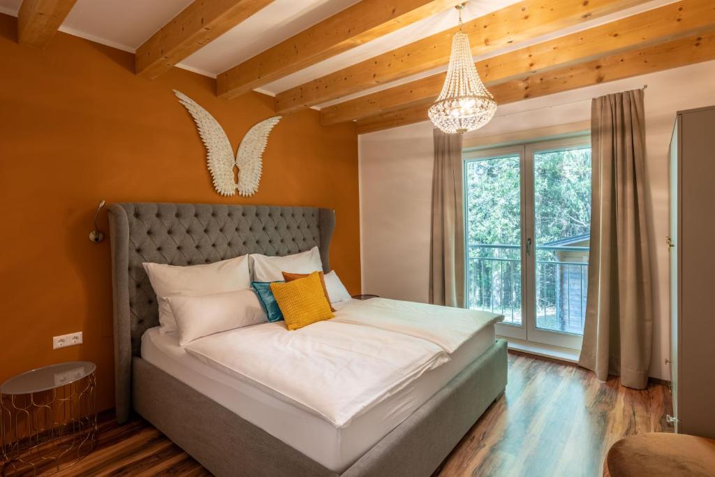 布莱堡梅利塔度假屋酒店的一间卧室配有一张床和一个吊灯