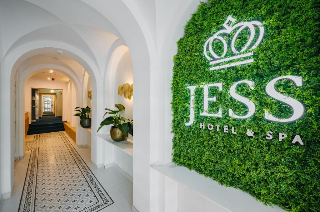华沙Jess Hotel & Spa Warsaw Old Town的酒店大堂的常春藤覆盖墙