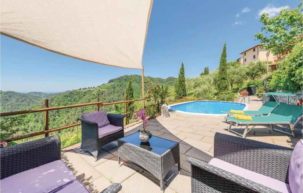 FibbiallaMigliano的享有带椅子和游泳池的庭院的景色。
