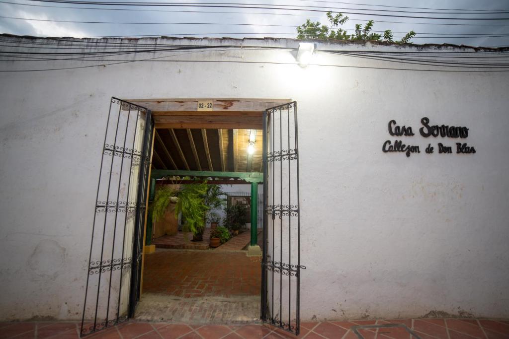MompósCasa Serrano - Callejón de Don Blas的大楼入口,设有开放式门