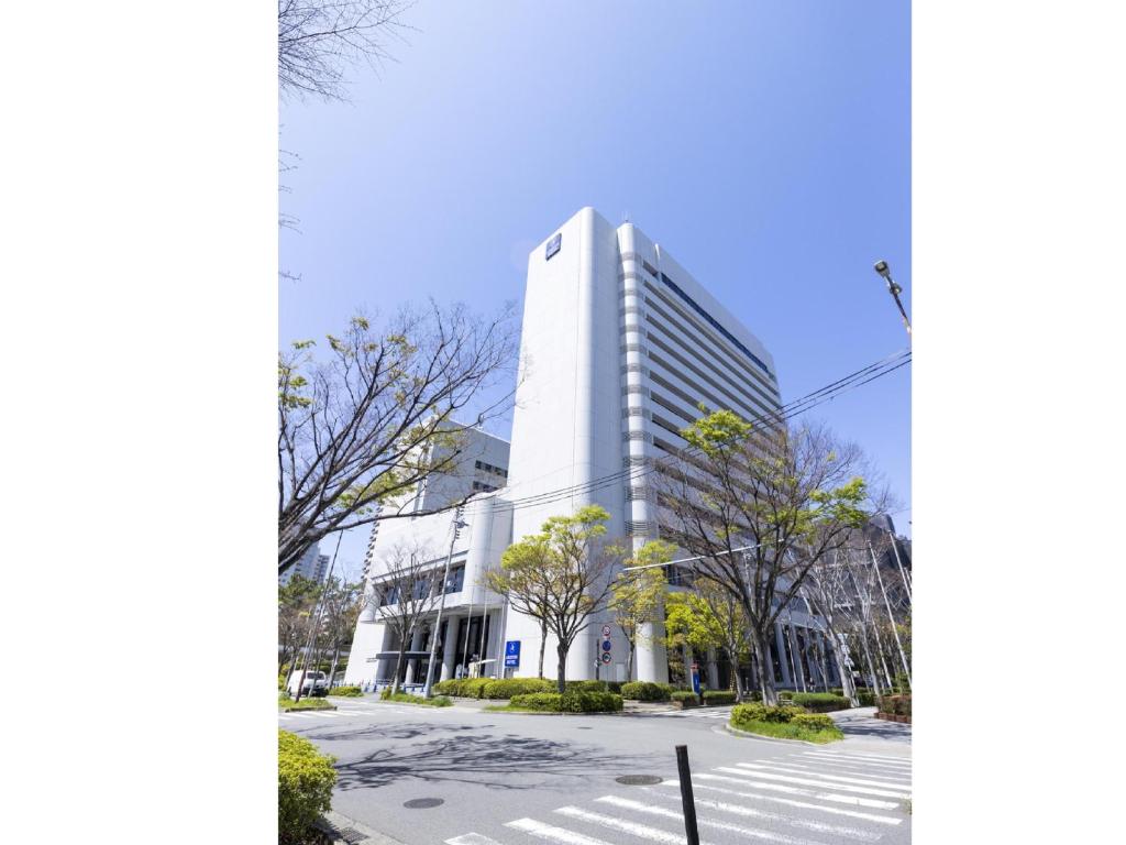 神户神户阿里斯顿酒店的前面有一条街道的高大的白色建筑