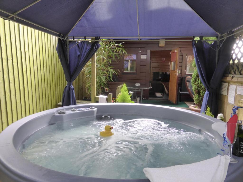 GodshillCypress Log Cabins Accommodation的浴缸里装有橡皮鸭子