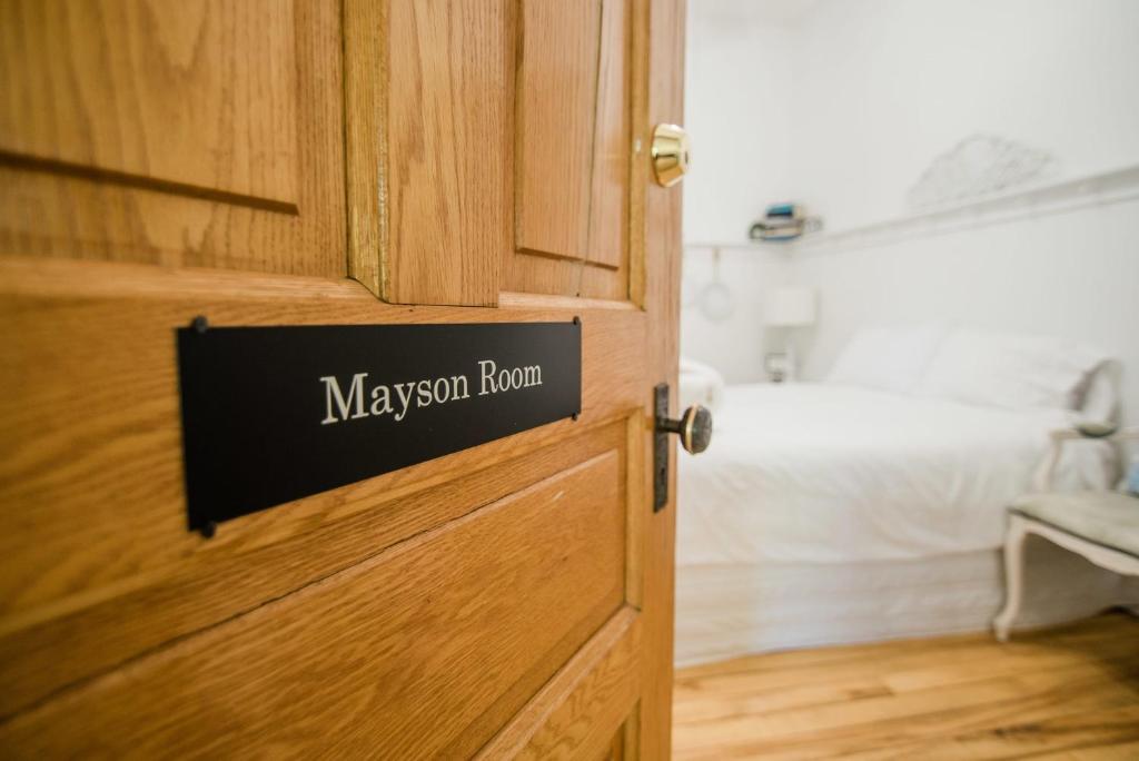 Central LakeMayson Room BW Boutique Hotel的卧室的门,上面有标志