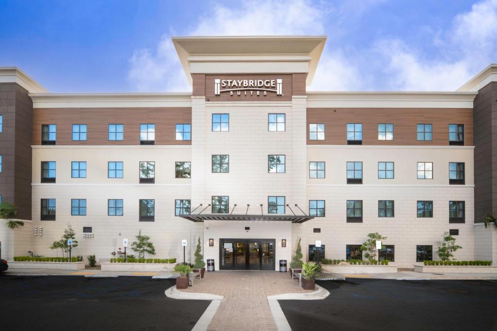 萨默维尔Staybridge Suites - Summerville, an IHG Hotel的酒店前方的 ⁇ 染