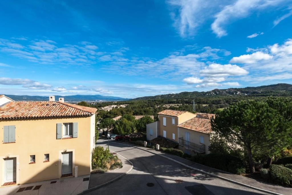 马莱莫尔Les Coteaux de Pont Royal en Provence - maeva Home - Appartement 2 Pièces 4 17的享有拥有房屋的城镇街道的景色