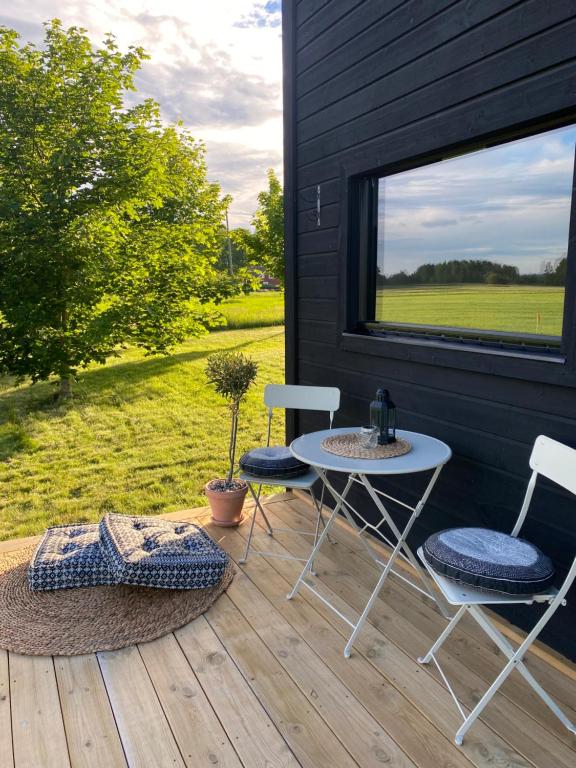 厄勒布鲁Field View Cabin的庭院设有两把椅子、一张桌子和一扇窗户。