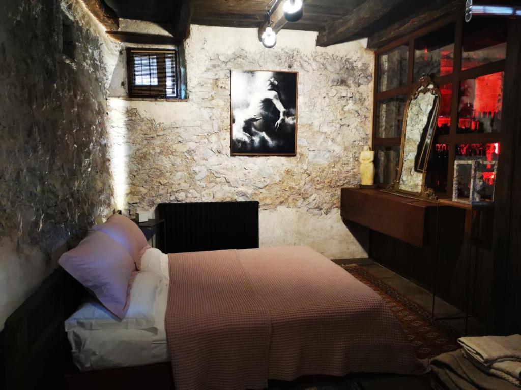 PonteranicaB&B con SPA il Castello di Lucawest的卧室配有一张石墙床