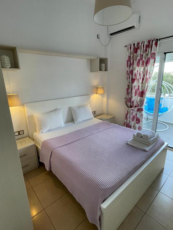 卡萨米尔Hotel Mira Mare的一间卧室配有一张带粉色毯子的大床